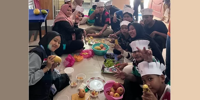 KKN Internasional UAA menggelar kegiatan bertema &ldquo;Colorful Salad: Serunya Belajar Gizi dari Buah.&rdquo;