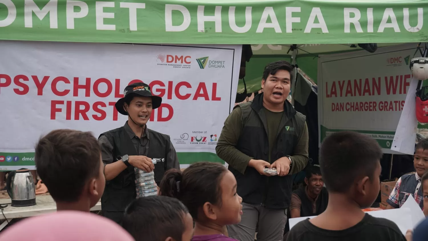 Puluhan anak Desa Sekumur tampak berkumpul di depan tenda Pos Dompet Dhuafa. Bersama tim Disaster Management Center (DMC) Dompet Dhuafa, mereka bermain, bernyanyi, menggambar, bergembira (Fot dokumen)