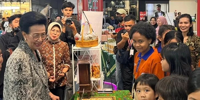 GKR Hemas (kiri) menyapa warga dan anak-anak di sela kegiatan sosialisasi Empat Pilar MPR RI. (Istimewa)