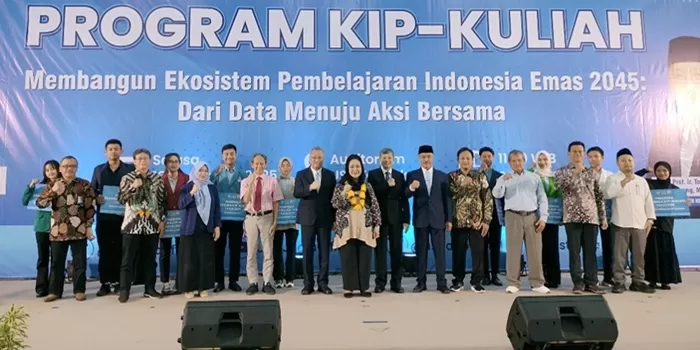 Penyerahan program KIP-Kuliah kepada sembilan PTS di DIY. (Devid Permana)
