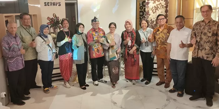 Gusti Putri berfoto bersama panitia dan pejabat terkait usai membuka pameran  produk-produk fashion ramah lingkungan.  