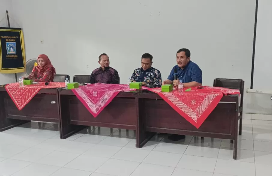 Ketua Komisi A DPRD DIY, Eko Suwanto bersama rombongan saat mengunjungi dan berdialog di Kantor Kalurahan Sendangrejo, Kapanewon Minggir, Sleman (Foto Dokumen)