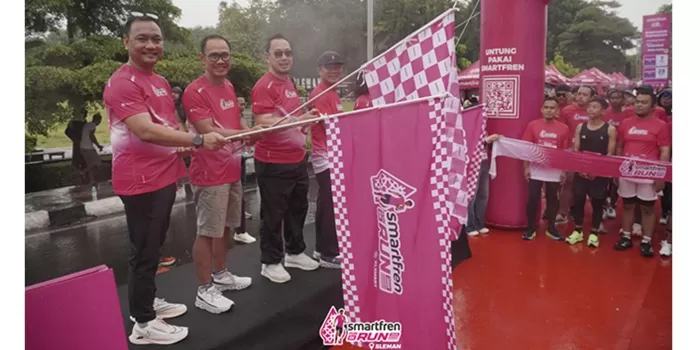 Kegiatan SMARTFREN Fun Run 2025, diikuti ratusan warga.