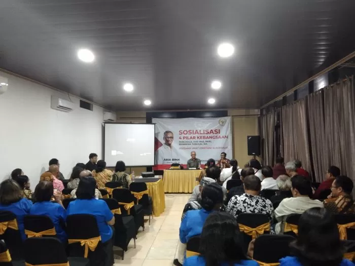 Anggota MPR RI Aria Bima dalam kegiatan sosialisasi 4 pilar kebangsaan bersama umat kristiani Sukoharjo di SFA Solo Baru, Grogol, Rabu (17/12) malam. (Wahyu imam ibadi)