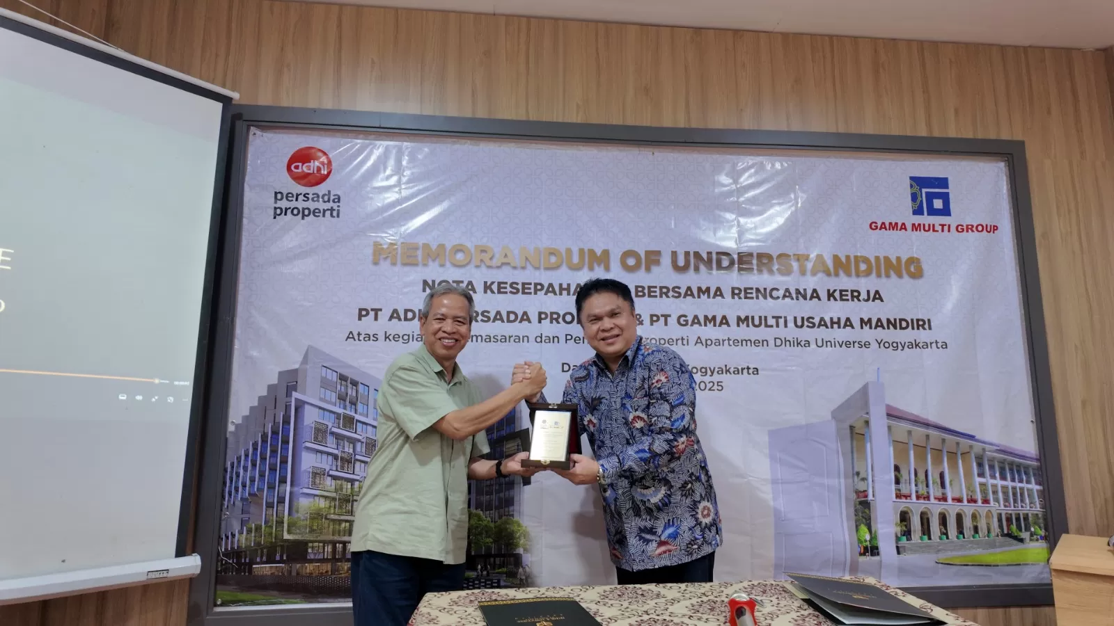 Indra Syahruzza, Direktur Pemasaran & Produksi PT Adhi Persada Properti (kanan) dan Ibnu Gunawan, Direktur Utama PT Gama Multi Usaha Mandiri (Kiri), disela-sela penandatanganan MOU antara APP dengan P (Istimewa )