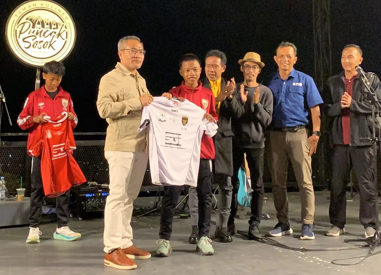 Bupati Bantul H Abdul Halim Muslih melepas tim SSB PORS Segoroyoso U-13 ke turnamen IFFC di Kuala Lumpur Malaysia. (Istimewa )