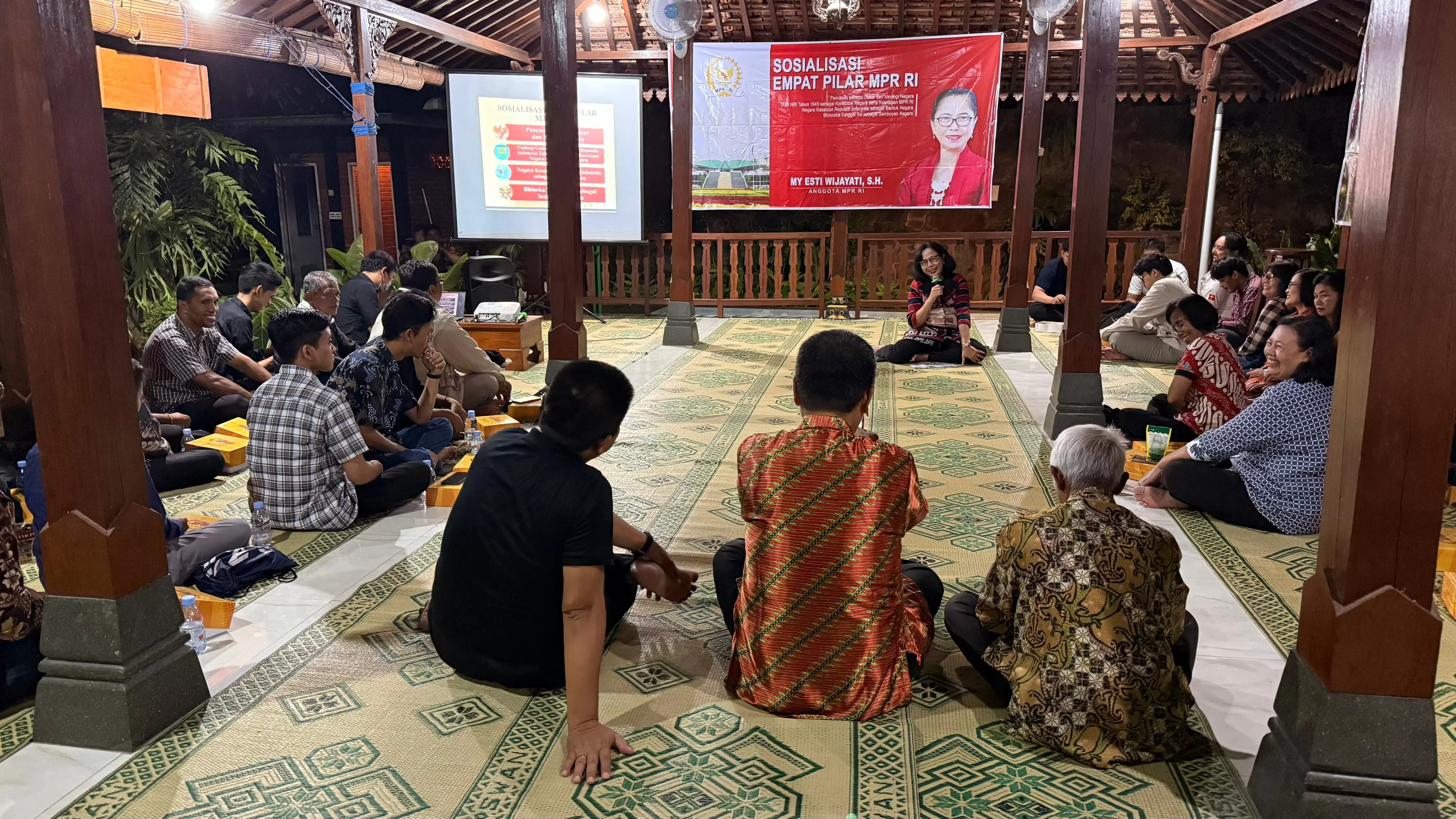 Wakil Ketua Komisi X DPR RI, MY Esti Wijayati saat menjelaskan budaya gotong royong dan toleransi. (Foto Istimewa) 
