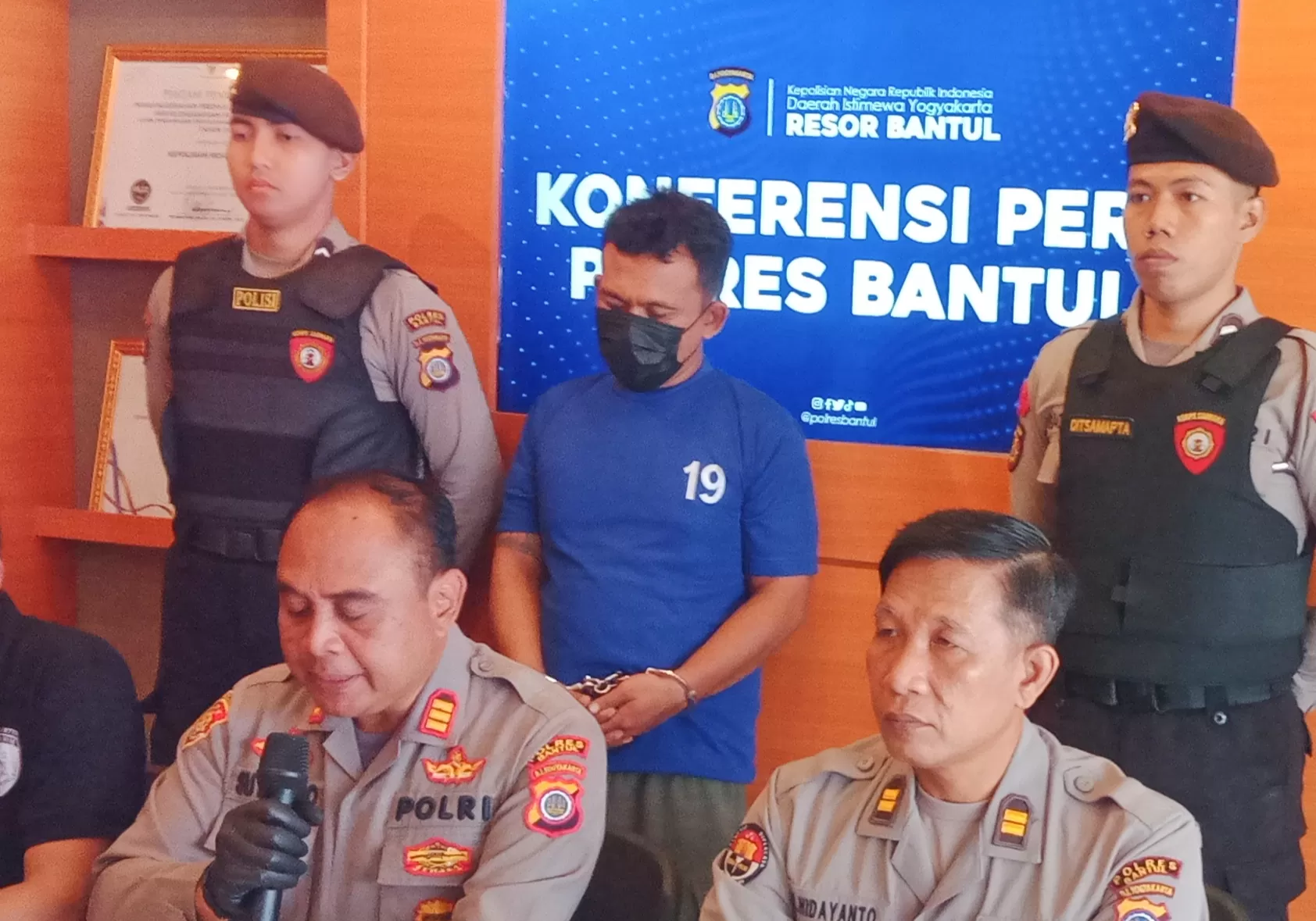 Pelaku ketika berada di Polres Bantul. (Judiman)