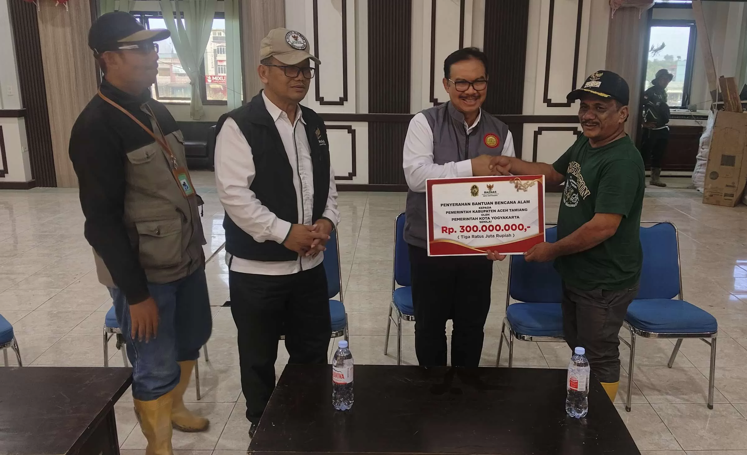Penyerahan bantuan warga Yogya kepada warga Aceh Tamian. (Foto Primaswolo s) 
