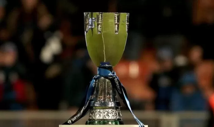 Trofi Piala Super Italia/Dok:Getty Images (Tiara Apriyani)