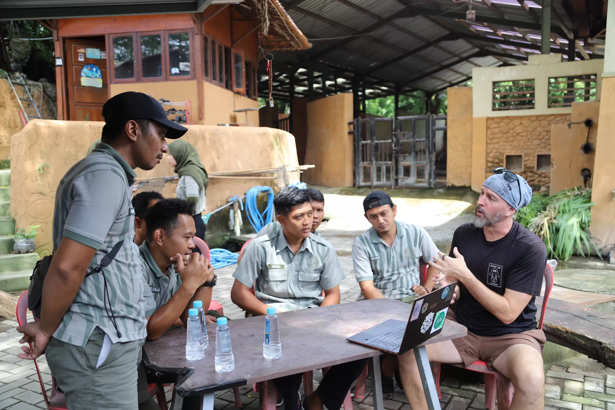 Steve Koyle saat berbincang dengan tim Gembira Loka Zoo (Ist)