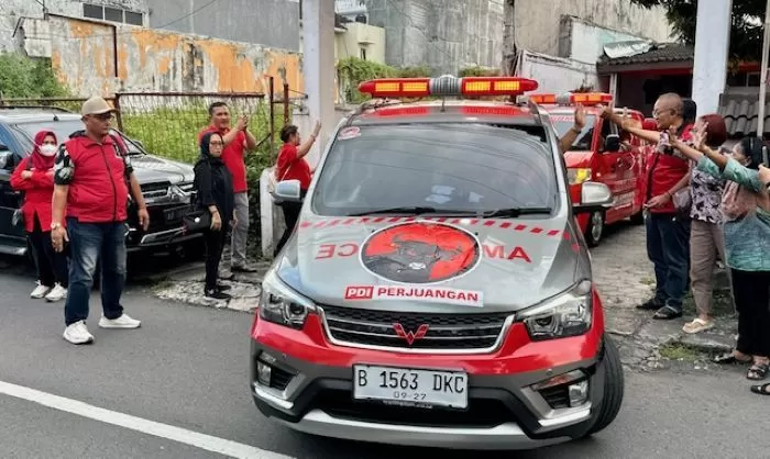 PDI Perjuangan Kota Yogya lepas Baguna dan ambulance ke Jakarta (Harminanto)