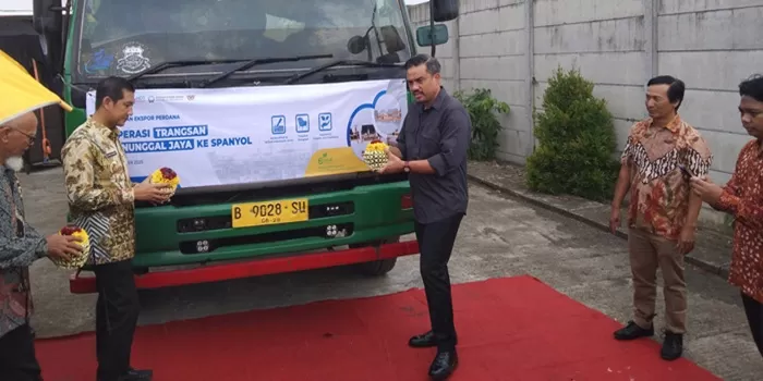 Menteri UMKM Maman Abdurrahman melepas ekspor produk rotan UMKM Trangsan Gatak Sukoharjo ke Spanyol. (Wahyu imam ibadi) 