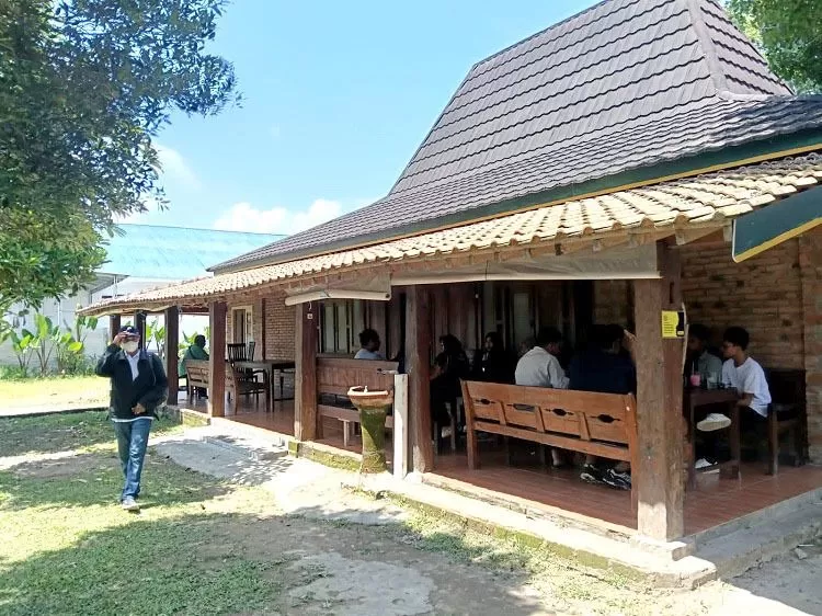 Salah satu bangunan limasan di Iwak Kalen Godean dijadikan meeting room.  (Foto: Istimewa)