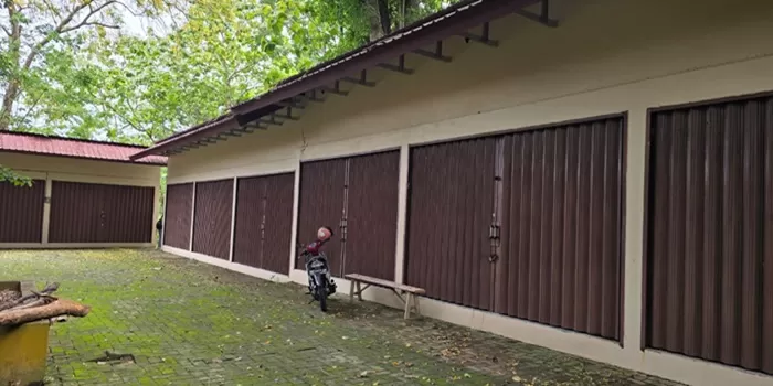 Kios di komplek wisata pemandian air panas Bayanan Sragen mangkrak tidak terawat. (foto: said masykuri) 