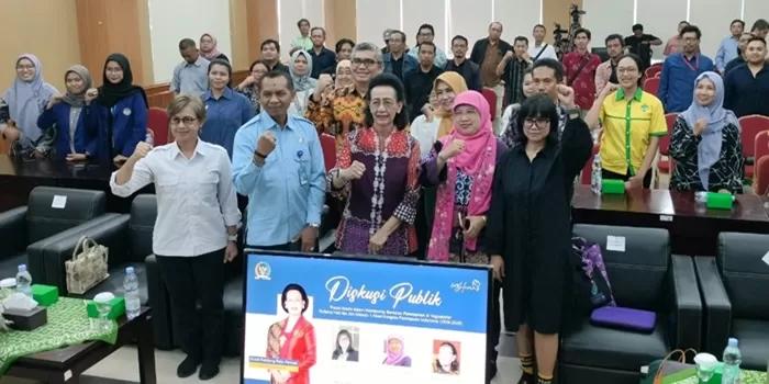 GKR Hemas (tengah) bersama narasumber dan peserta diskusi publik. (Devid Permana) 
