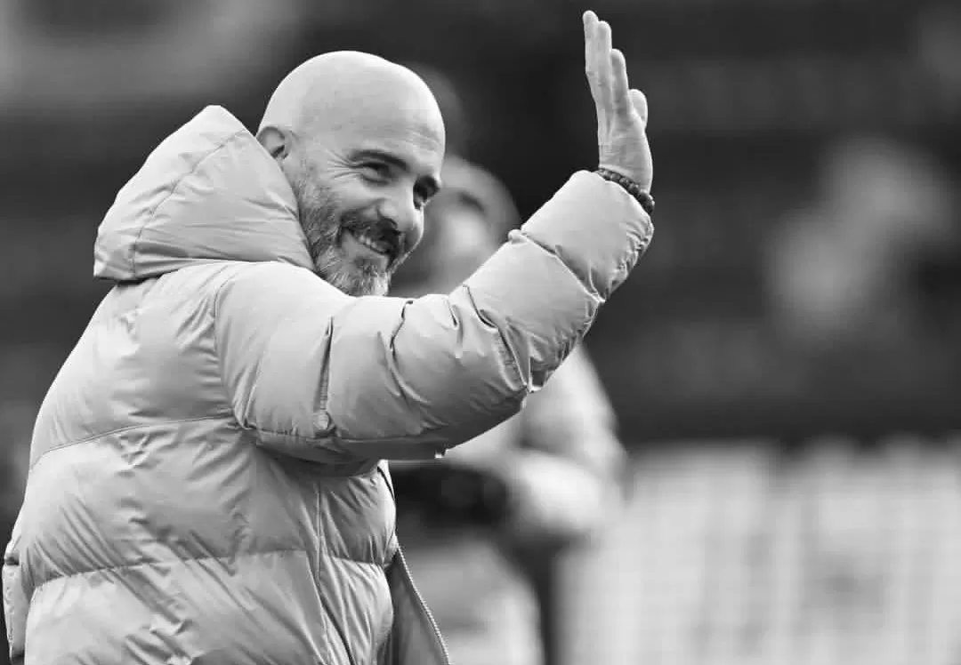 Pelatih Chelsea, Enzo Maresca, melambaikan tangan (Foto: Instagram @maresca). 