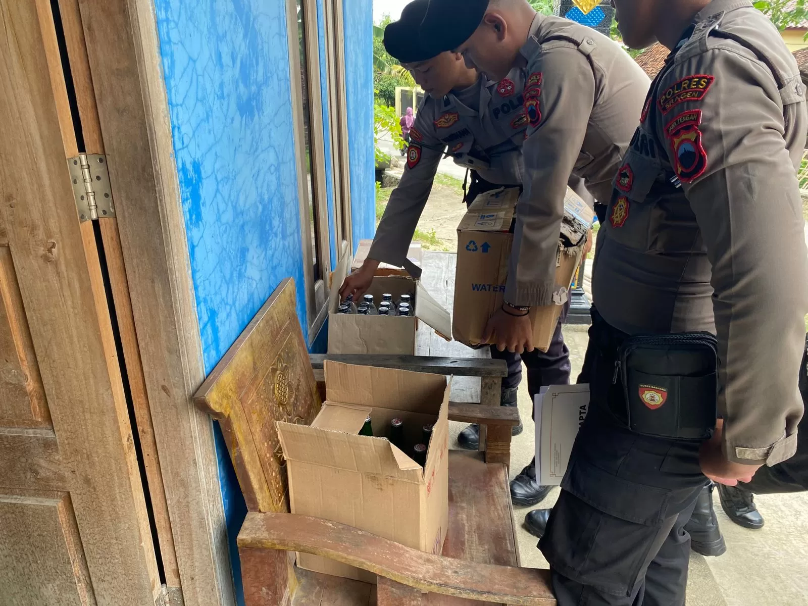 Aparat Samapta Polres Sragen merazia sejumlah warung dan toko yang menjual miras ilegal (foto:said masykuri)