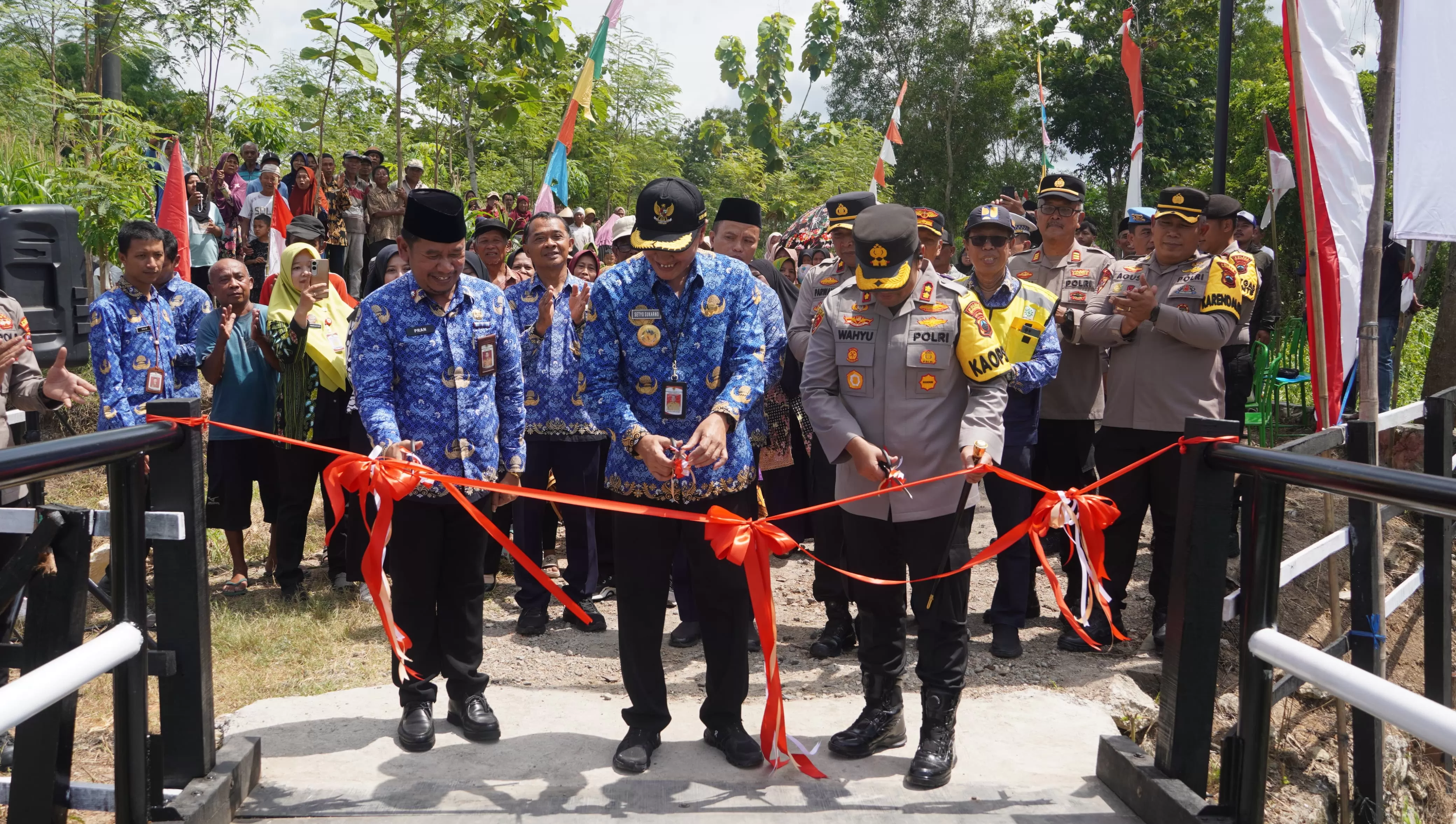 Bupati Setyo didampingi Kapolres Wonogiri meresmikan jembatan di Pracimantoro. (Foto: dok Humas Polres Wonogiri) 