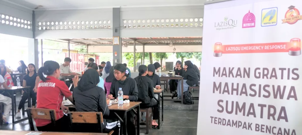 Suasana makan gratis untuk mahasiswa Sumatera dan Aceh yang terdampak bencana. (Foto: Istimewa)