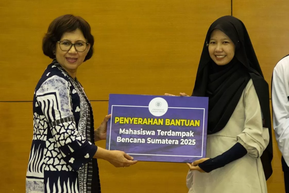 Rektor Universitas Gadjah Mada Prof. dr. Ova Emilia, M.Med.Ed., Sp.OG(K)., Ph.D., menyerahkan bantuan bagi mahasiswa terdampak bencana sumatera (Istimewa )