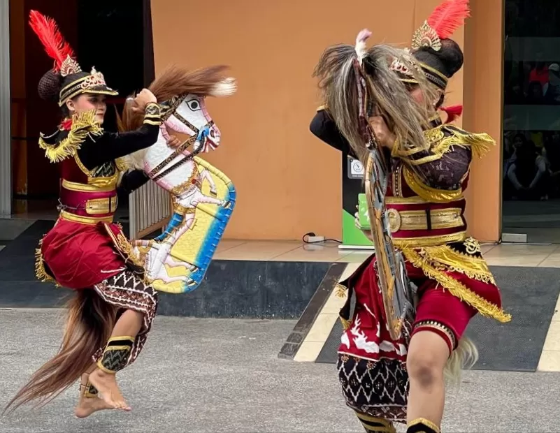 Foto: Istimewa Penari AKNSBY tampil memukau saat HUT Ke-17 Taman Pintar.