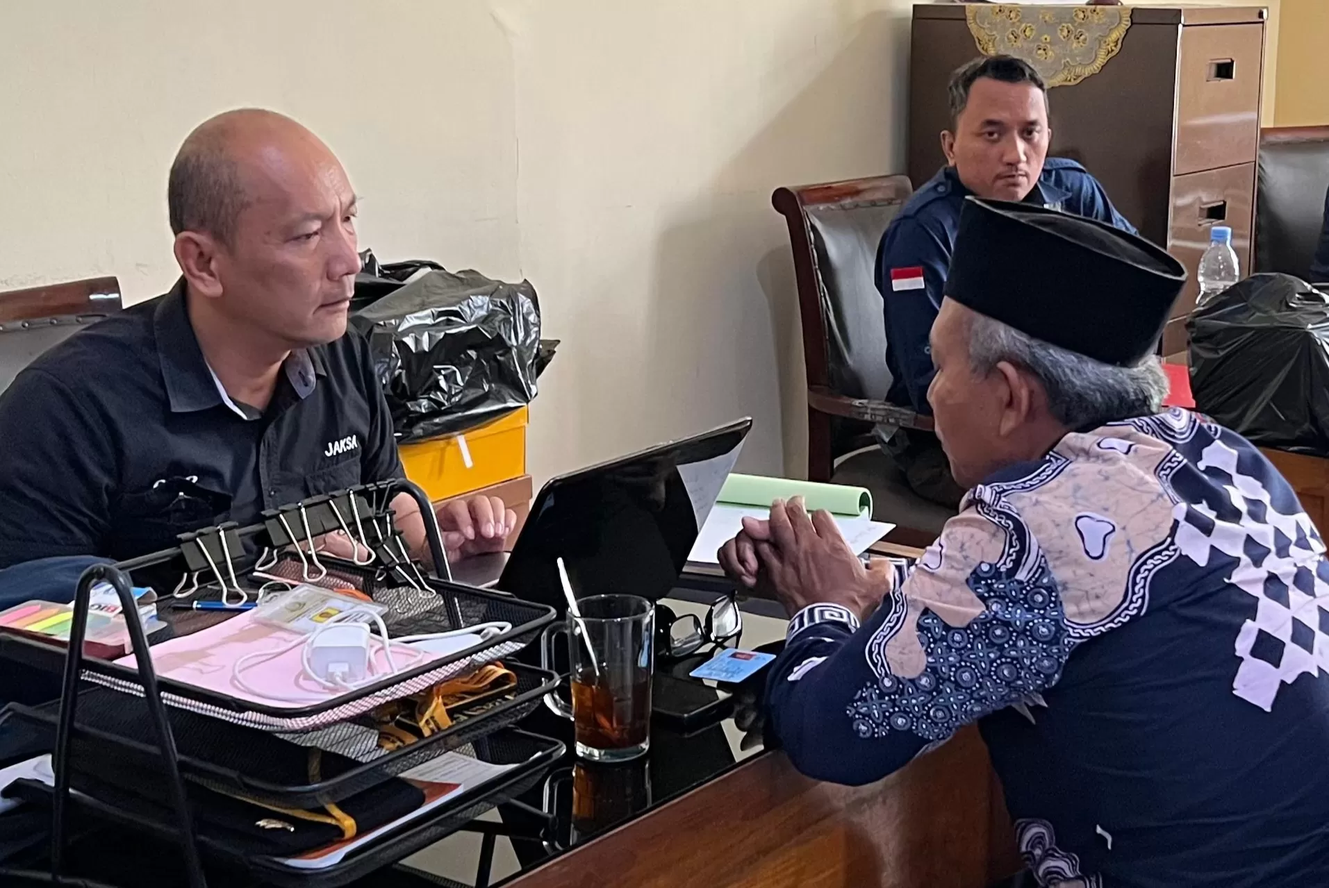 Lurah dan Carik Kalurahan Wonokromo memenuhi panggilan di Kejari Bantul (Istimewa)