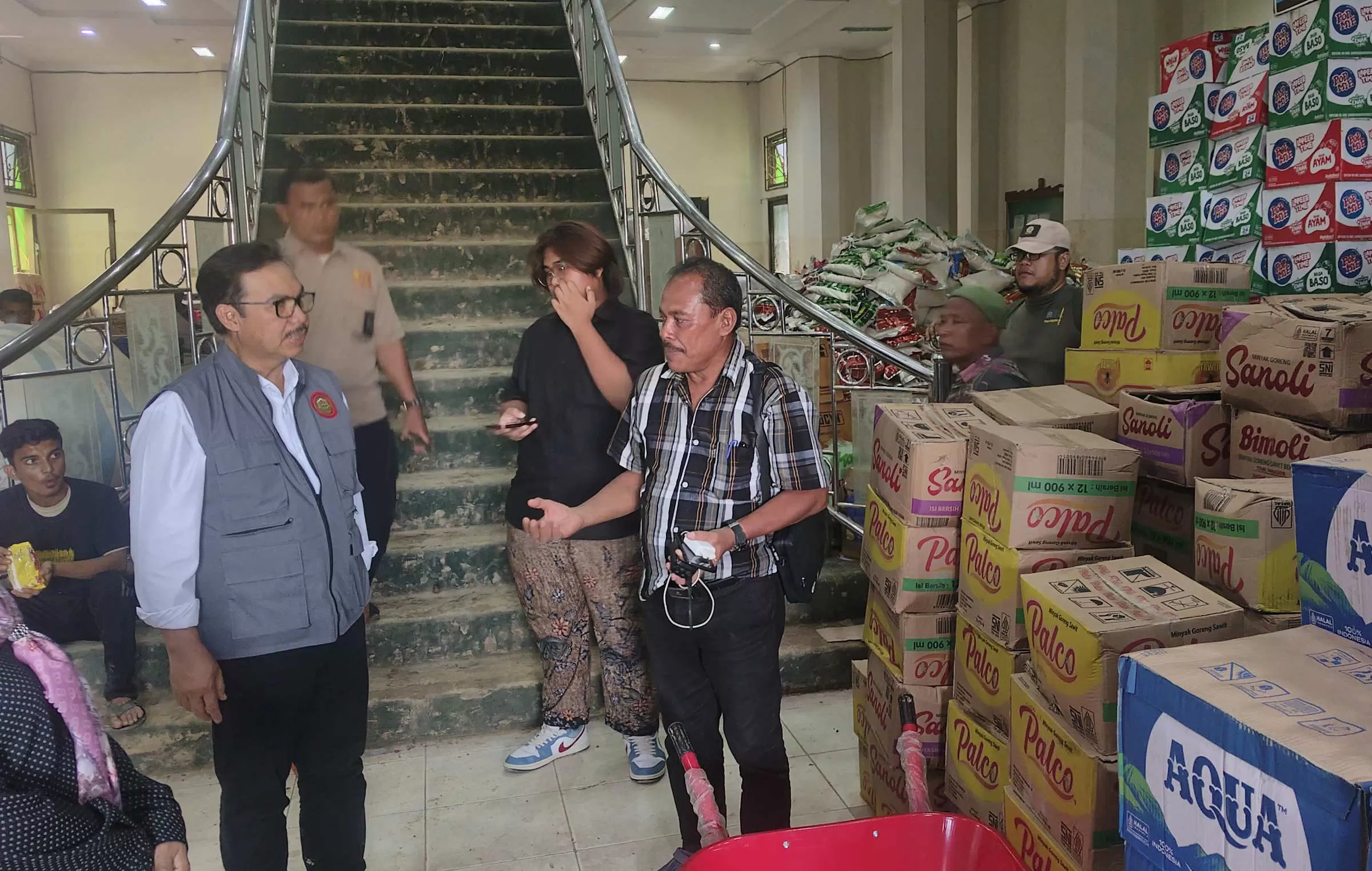 Walikota Yogyakarta, Hasto Wardoyo saat mengunjungi Posko Bencana Banjir Aceh Tamiang. Di Kabupaten tersebut bantuan warga Yogya diserahkan (Foto Primaswolo S) 