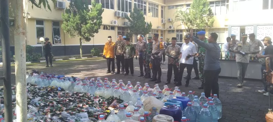Polresta Banyumas musnahkan ribuan botol minum berakohol.(Foto: Driyanto) 