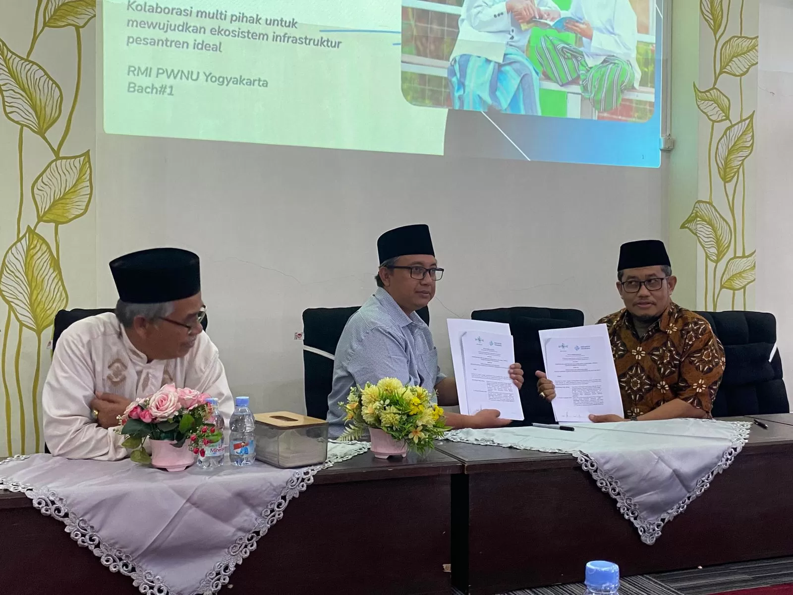 Ketua RMI PWNU DIY KH Nilzam Yahya danKetua Dewan Pimpinan Provinsi (DPP) INKINDO DIYIr Dwiaryo Dyatmiko MSi menunjukkan naskah MoU yang sudah ditandatangani. (Foto: Istimewa)