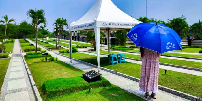Seorang peziarah sedang melakukan ziarah di Zona Qoronful, Al Azhar Memorial Garden, Karawang, Jawa Barat. (Foto: Dokumentasi Al Azhar Memorial Garden)