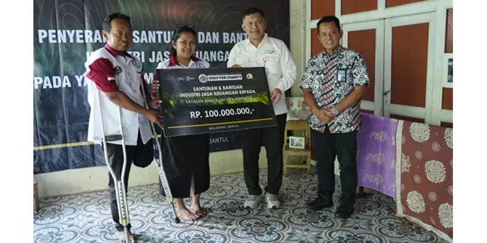 Penyerahan bantuan secara simbolis kepada Difabelzone Indonesia di Pandak.   