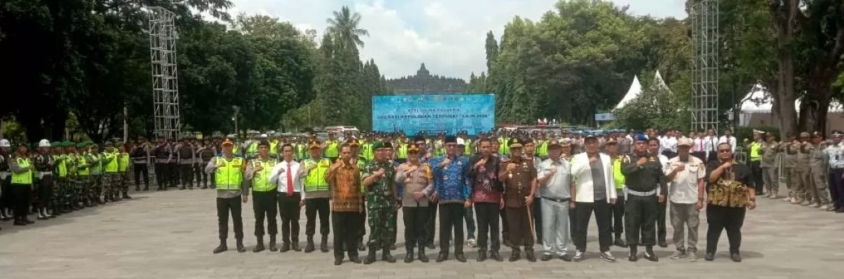 Bupati Magelang, Kapolresta Magelang maupun lainnya saat foto bersama di kawasan Taman Wisata Borobudur usai apel gelar pasukan, Jumat. (Thoha)