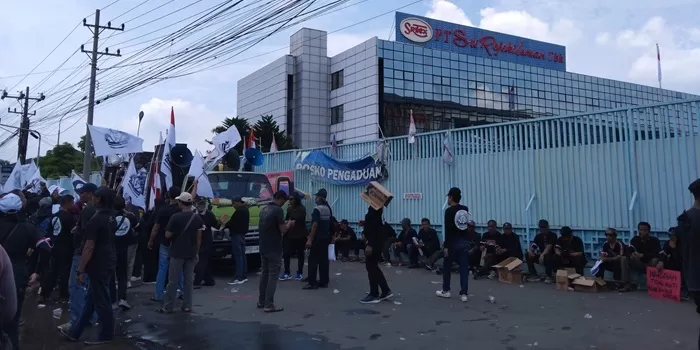 eks karyawan PT Sritex aksi menuntut pembayaran pesangon. (Wahyu imam ibadi) 
