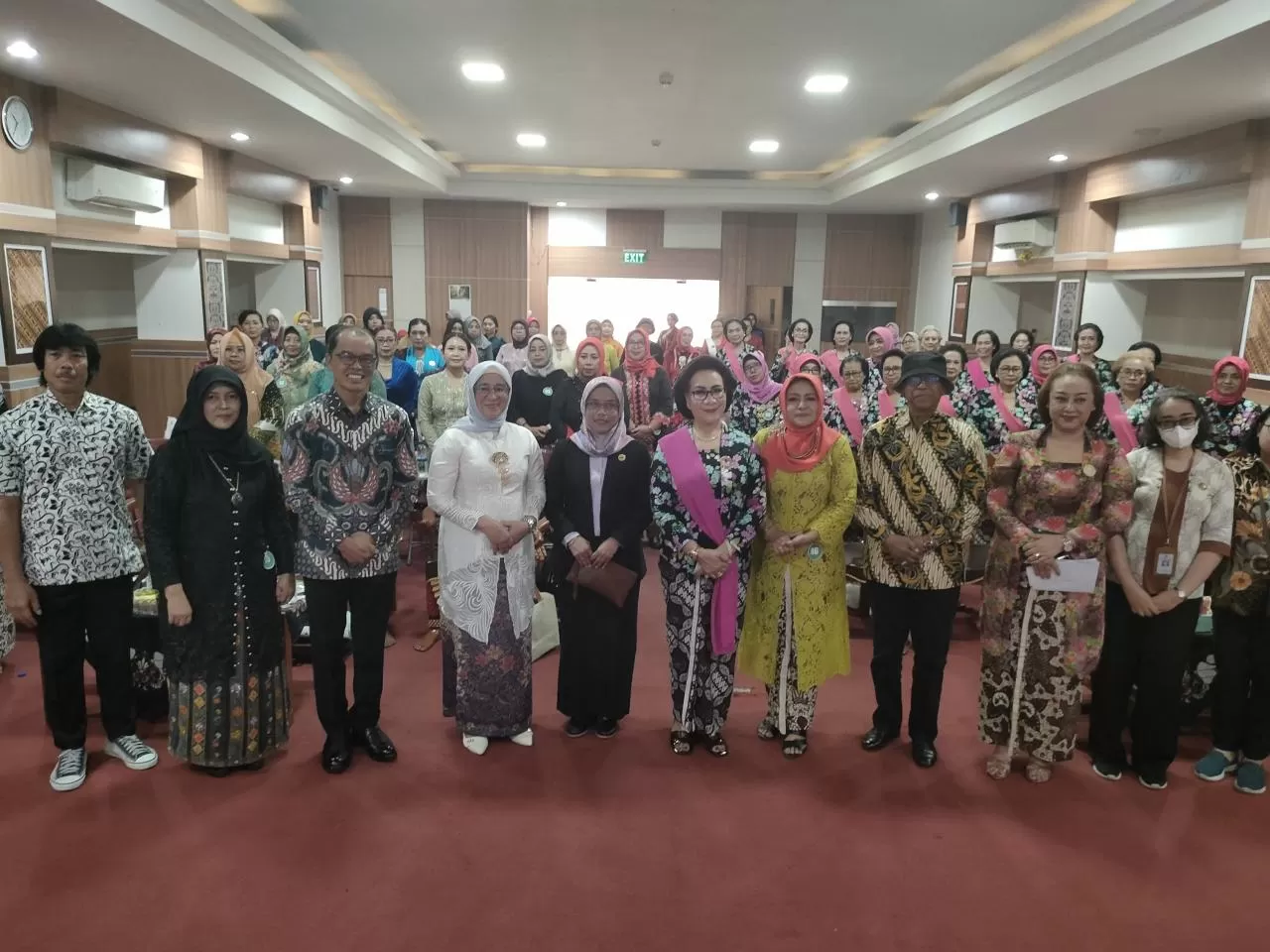  Foto bersama di sela perayaan hari ibu Persikindo   (juvintarto)