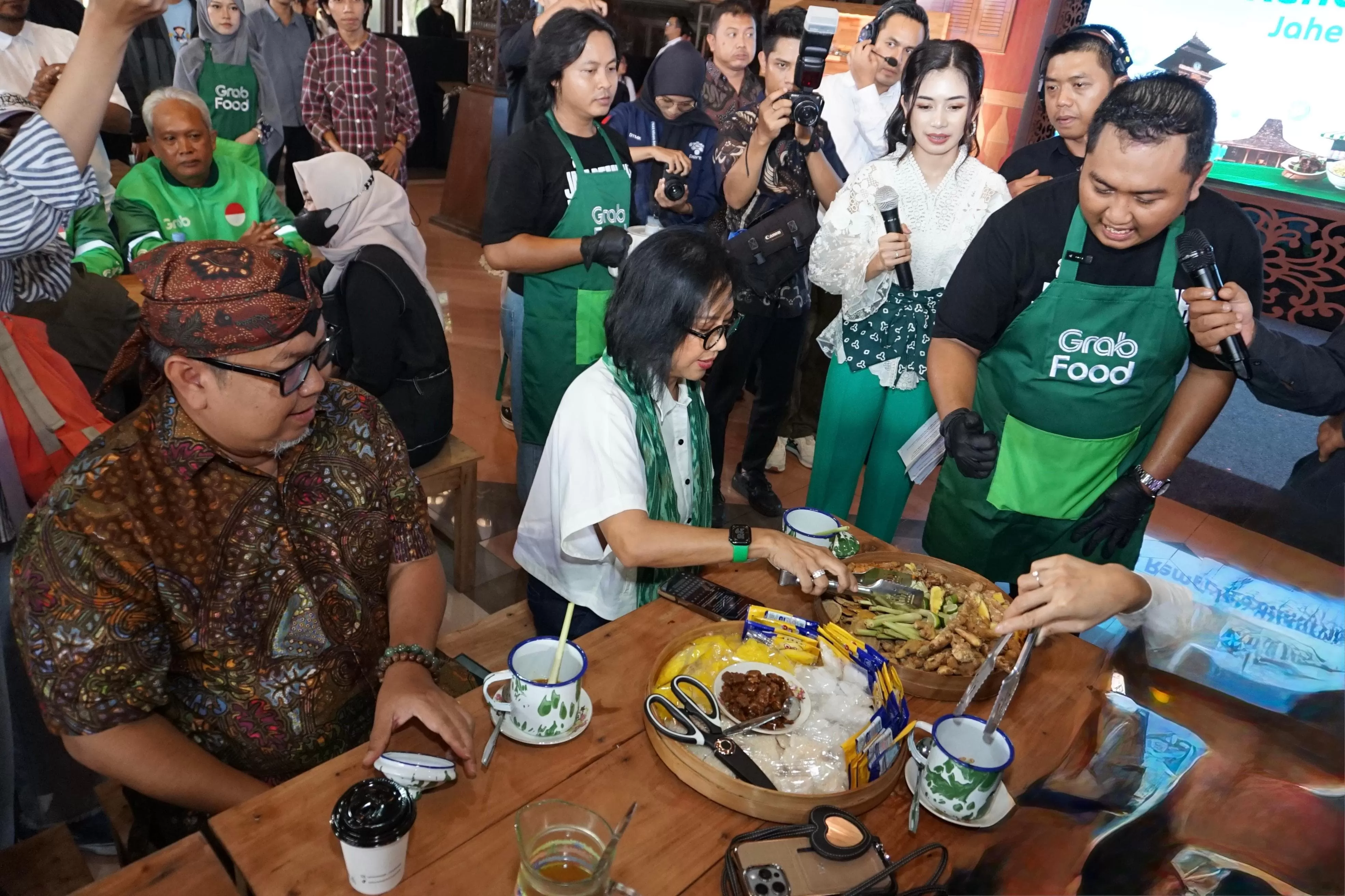 Deputi Bidang UMKM kementerian UMKM RI, Temmy Satya Permana, dan Chief Executive Officer Grab Indonesia, Neneng Goenadi, tengah berinteraksi dengan perwakilan UMKM 