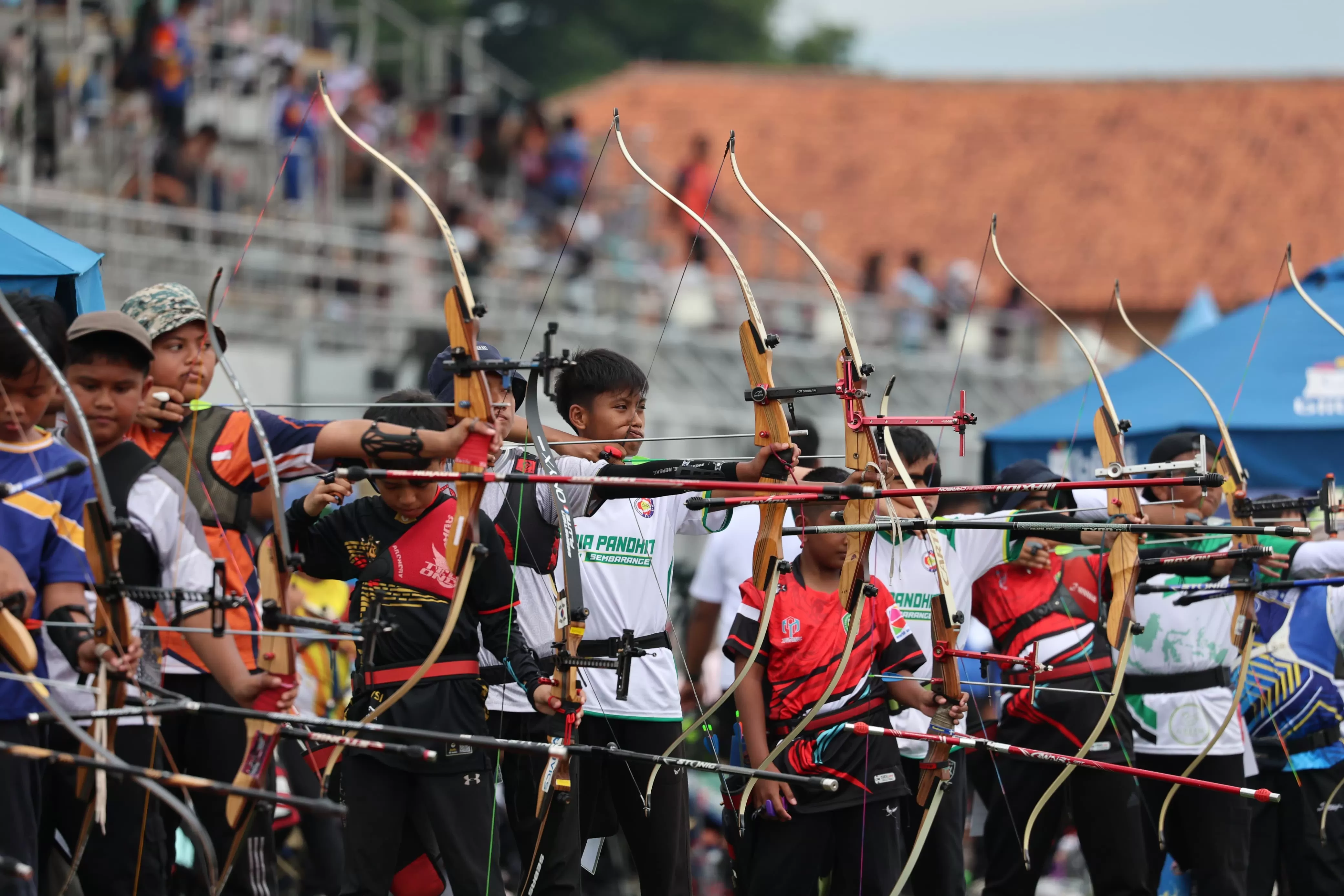 Suasana keseruan MilkLife Archery Challenge Kejurnas Panahan Antarklub 2025 di Supersoccer Arena Rendeng Kudus. (Foto: Ist)-