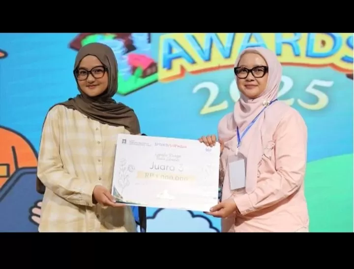 Penyerahan hadiah padasalah satu  juara  (Istimewa )