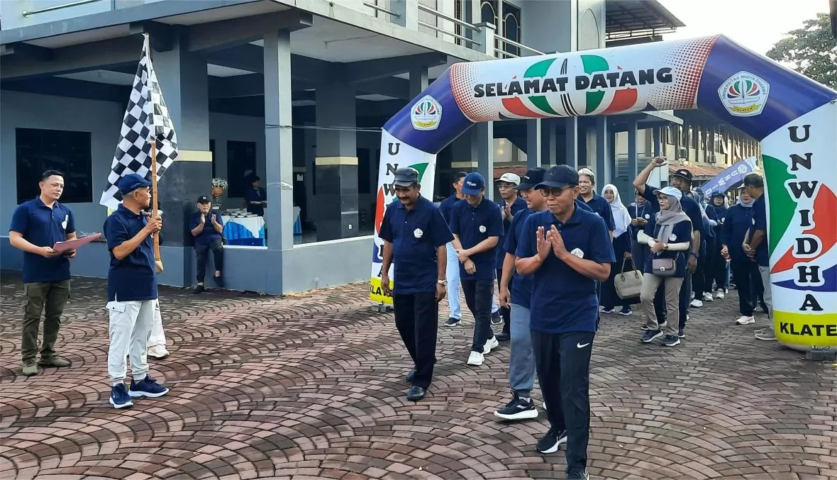   Prof. Triyono dan Dr. Basuki bersama peserta jalan sehat Dies Natalis ke-56 Unwidha.   (sri warsiti)
