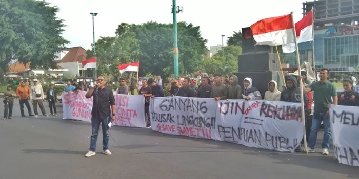 Aliansi Peduli dan Pecinta Gunung Slamet saat melakukan aksi di halaman Pendopo Si Panji Purwokerto. (Foto: Driyanto)  