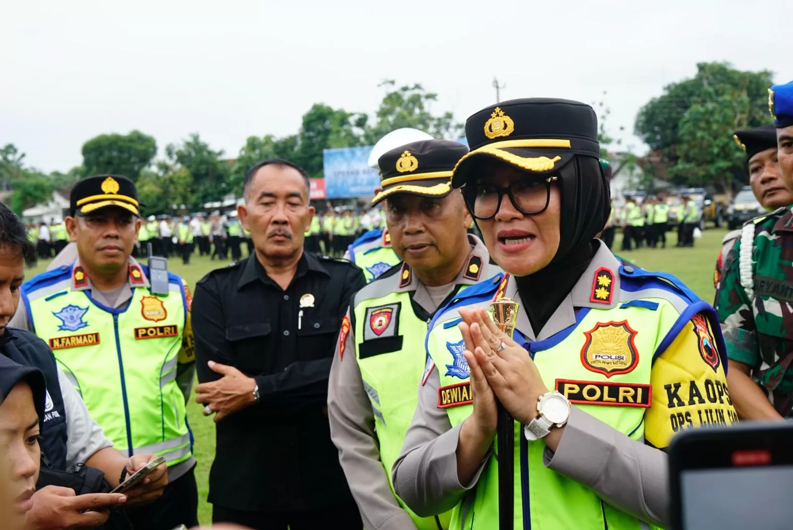  Kapolres Sragen, AKBP Dewiana Syamsu Indiyasari usia memimpin Apel Gelar Pasukan Operasi Lilin Candi 2025   ((foto:said masyikuri))