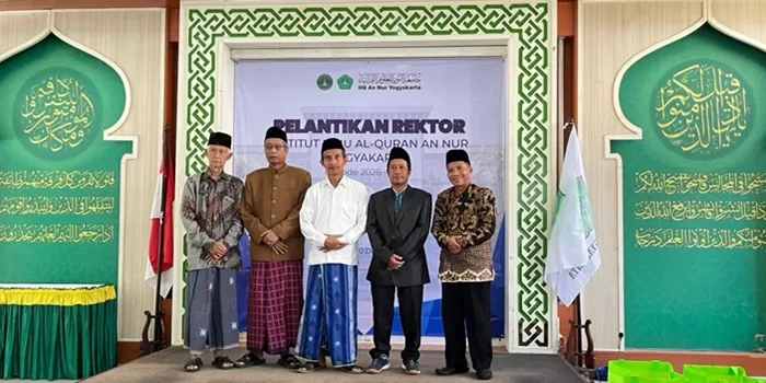Dr Ahmad Sihabul Millah MA (dua dari kanan) usai dilantik menjadi Rektor IIQ An Nur Yogyakarta periode kedua. (Foto: Istimewa) 