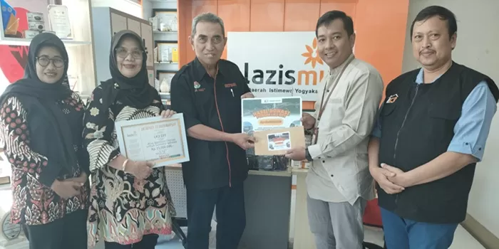 Muhammad Iqbal menyerahkan bantuan Forum LK3 DIY peduli Bencana Sumatera melalui Lazismu. 