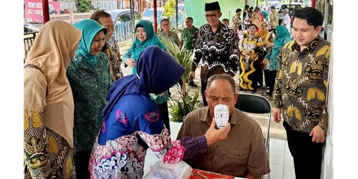  Bupati Sleman ikuti tes paru bersama warga Tamanmartani hasil kolaborasi PDPI DIY dan PKK DIY. (Harminanto)
