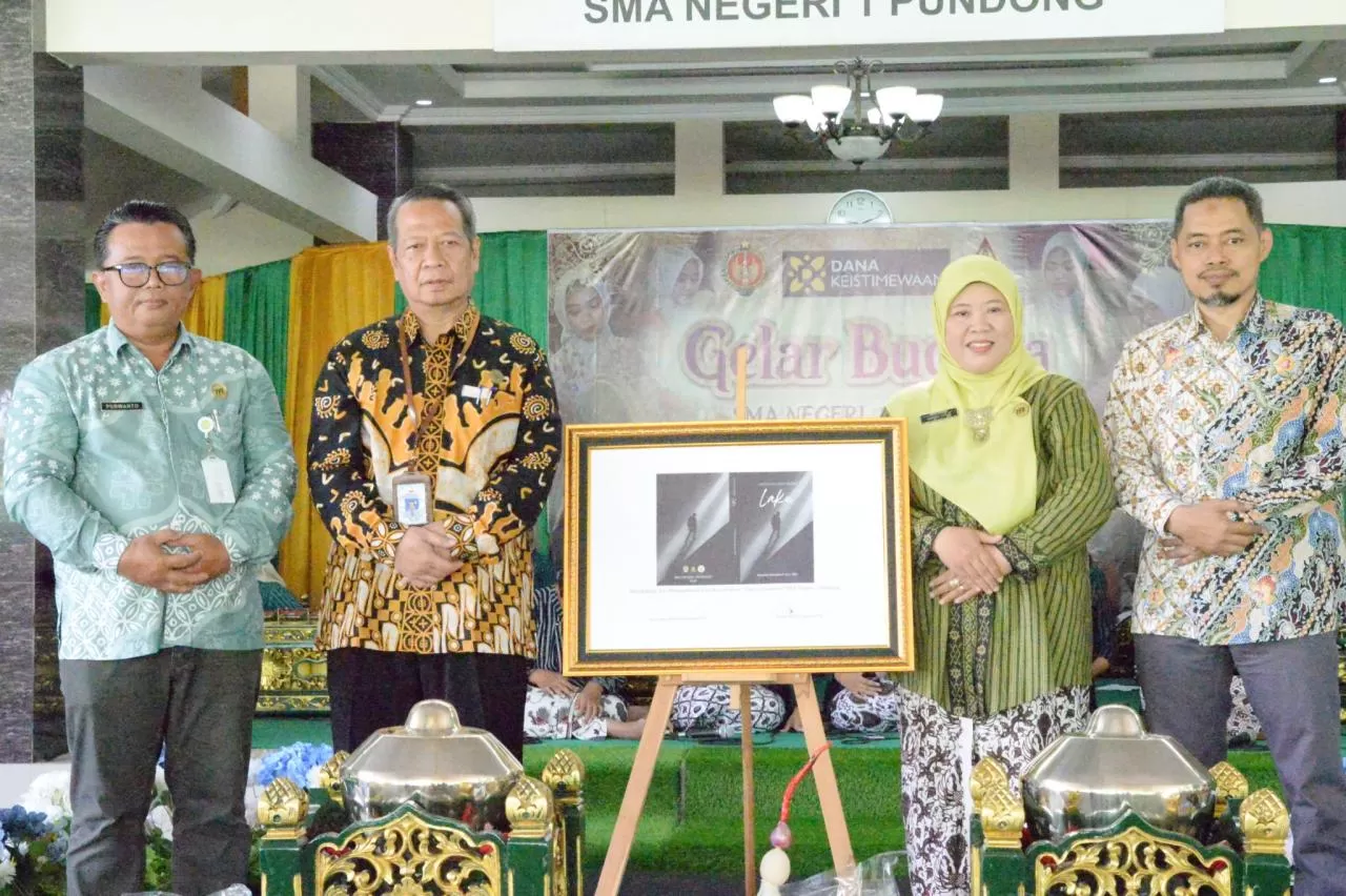  Kepala SMA N 1 Pundong, Yakun Paristri (dua dari kanan),  Kepala Dinas Dikpora DIY,  Suhirman dan Perwakilan Dinas Kebudayaan Bantul, Purwanto.  (Sukro Riyadi.)