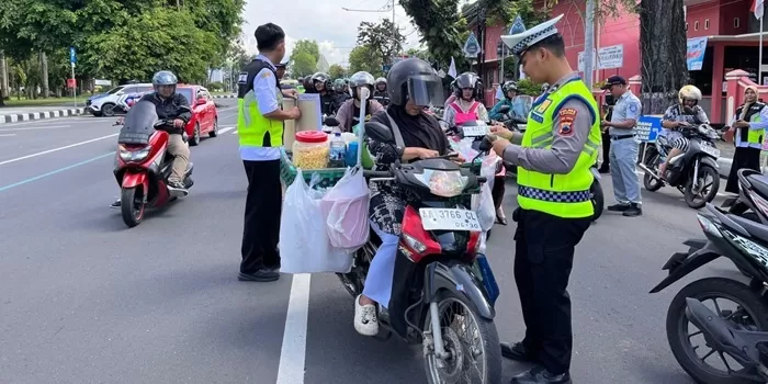 Satlantas Polres Purworejo saat menjalankan Operasi Zebra Candi 2025 secara manual di timur Alun-alun Purworejo.