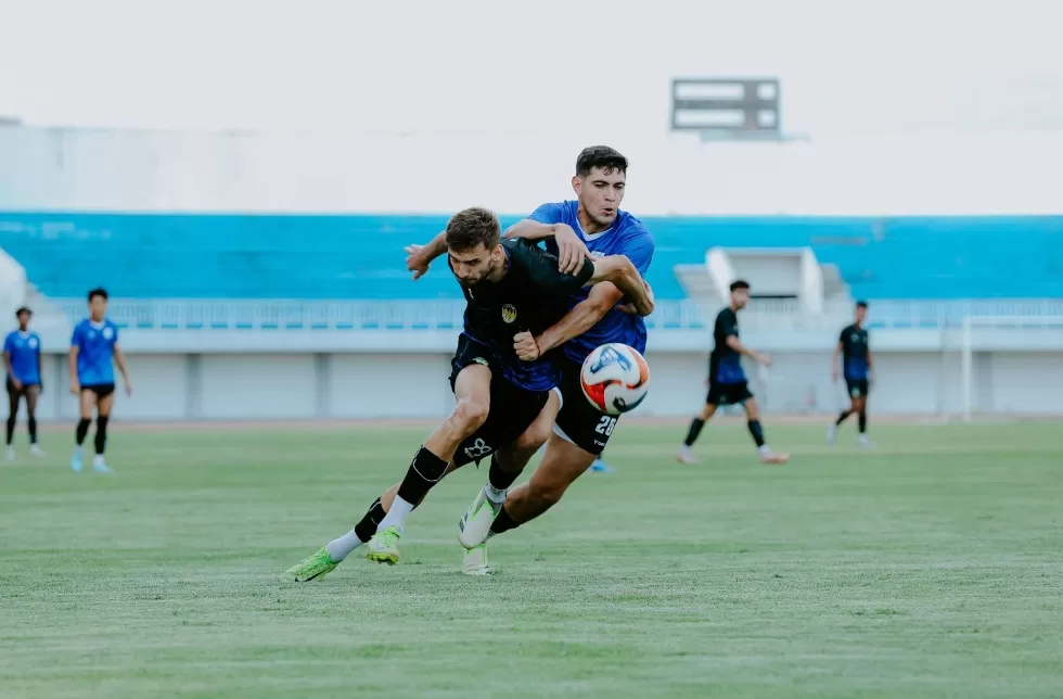 Pemain PSIM, Hajeita (hitam), berebut bola dalam uji tanding sebelum meladeni Persijap (Foto: PSIM).  