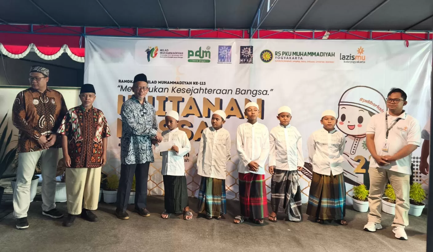 Didampingi perwakilan penyelenggara, Aris Madani MSI menyerahkan bingkisan secara simbolis kepada anak yang dikhitan.  (Ist)