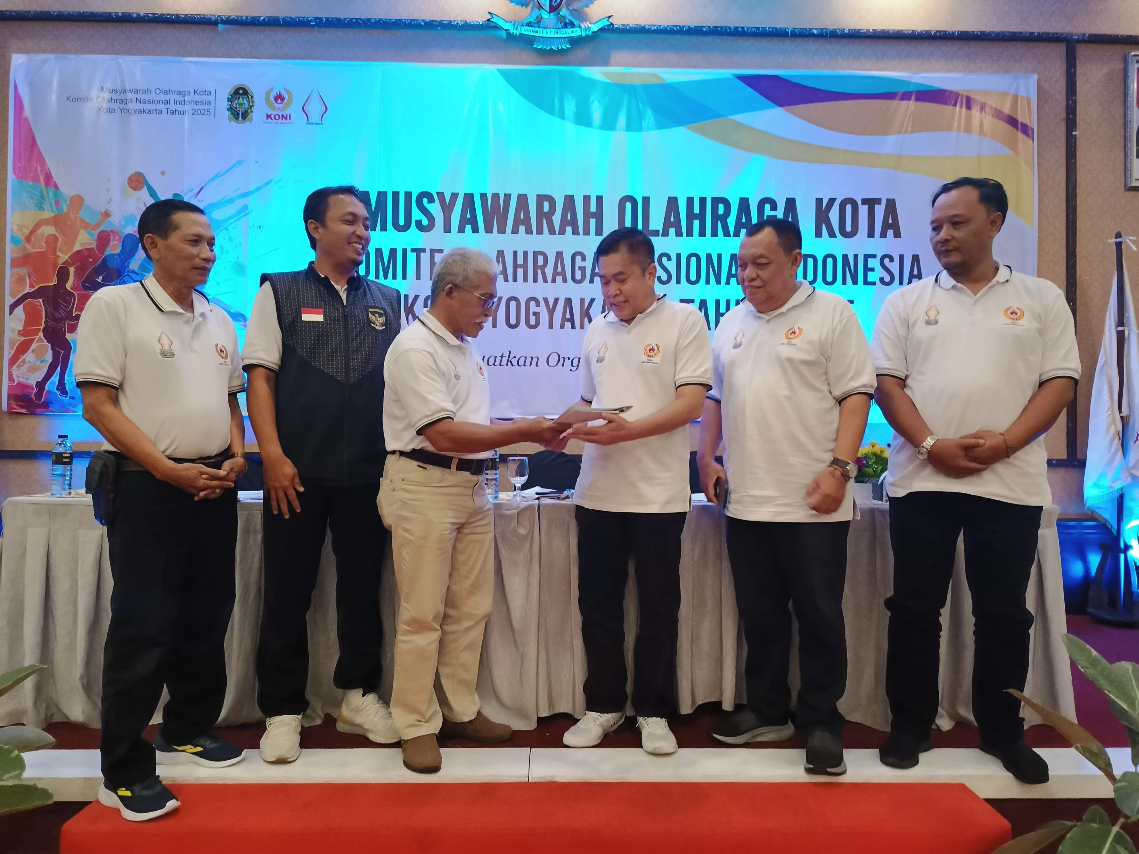 Ketua sidang pleno pemilihan, Drs H Pradopo (ketiga dari kiri) menyerahkan berita acara pemilihan kepada Ketum KONI Kota Yogyakarta terpilih, Dedi Budiono MPd (ketiga dari kanan) didamp ( Adhitya Asros)