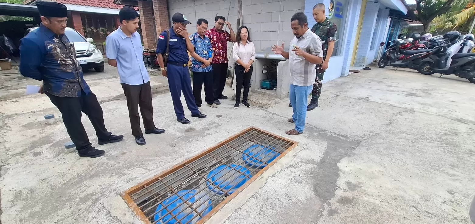 Pengelola SPPG menunjukan pengolahan limbah dapur. (Dedy EW)